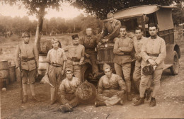 Militaria - Carte Photo - Groupe De Militaires Devant Camion Camionnette - Véhicule Voiture Soldats - Materiaal