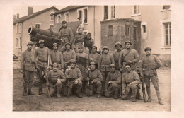 Militaria - Carte Photo - Groupe De Militaires Devant Canon Armement - 184ème Régiment - Soldats - Material