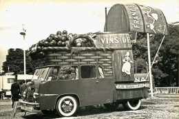 Renault Camion Avec  Publicité Pour VINS DE FRANCE Sur Le Tour De France 1960 - Carrosserie Arnault  - 15x10cms  PHOTO - Trucks, Vans &  Lorries