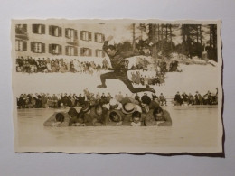 PATINAGE SUR GLACE / Saut Au-dessus D'une Dizaine D'hommes Allongés / EMGADIN (Suisse) - Gros Plan - Eiskunstlauf