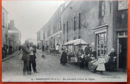 CPA (49)  Montrevault. Rue Principale Et Place De L'église. Belle Animation Avec Marchand Ambulant.  (4A.n°1286) - Montrevault