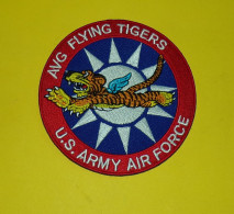 TISSU PATCH :  AVG FLYING TIGERS , U.S ARMY AIR FORCE  , DIAMETRE 9 CM , BON ETAT VOIR PHOTO . POUR TOUT RENSEIGNEMENT M - Ecussons Tissu