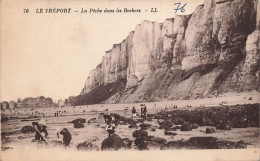 FRANCE - Le Tréport - Vue Générale De La Pêche Dans Les Rochers - L L - Animé - Carte Postale Ancienne - Le Treport