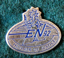 PIN'S " HUISSIER DE JUSTICE E N 92 " _DP35 - Administrations