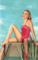 PIN-UPS - Femmes - Femme Seule Souriante - Carte Postale - Pin-Ups