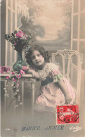 FETES ET VOEUX - Nouvel An - Une Petite Fille Appuyant Son Bras Sur La Table - Colorisé - Carte Postale Ancienne - New Year