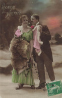 FÊTES ET VOEUX - Bonne Année - Couple - Homme Couvrant Sa Fiancée - Carte Postale Ancienne - Nouvel An