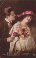 FÊTES ET VOEUX - Bonne Année - Couple - Homme Offrant Des Fleurs - Colorisé - Carte Postale Ancienne - Nouvel An