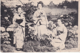 Japon Femme Japonaise Wealthy Girls Of Nogoya In Their Garden édition Japonese Collection  M M N°4 - Nagoya