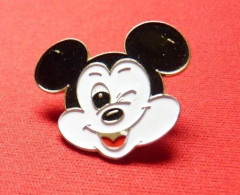 Pin's Mickey - Attache Présente. - Disney