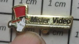 1318B Pin's Pins / Beau Et Rare / CINEMA / MISTER VIDEO CANNE ET CHAPEAU ROUGE - Cine