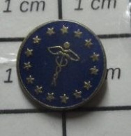 1415A Pin's Pins / Beau Et Rare / MEDICAL  / CADUCEE ET DRAPEAU EUROPE - Geneeskunde