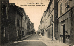 A2 - 38 - LA CÔTE-SAINT-ANDRÉ - Isère - La Rue De La République Et La Maison Berlioz - La Côte-Saint-André