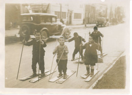 Japon,Photo Meurisse Années 1930, Enfants Qui Font Du Ski Dans Les Rues De Tokyo , Format 13/18 - Anonymous Persons