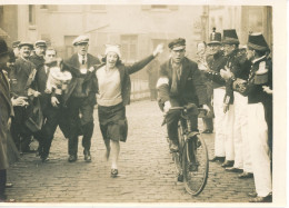 Photo Meurisse Années 1930,la Gagnante De La Course Des Catherinettes, Format 13/18 - Geïdentificeerde Personen