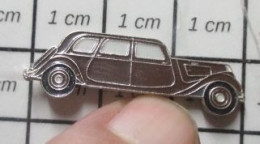 420 Pin's Pins / Beau Et Rare / AUTOMOBILES / CITROEN TRACTION AVANT Variante Marron - Citroën