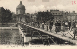 FRANCE - Paris - Vue Sur Le Pont Des Arts Et L'institut - LL - Animé - Carte Postale Ancienne - Brücken