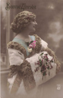 FANTAISIE - Femme - Bonne Année - Manteau De Fourrure - Carte Postale Ancienne - Femmes