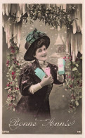 FANTAISIE - Femme - Bonne Année - Femme Avec Des Cadeaux - Chapeau - Carte Postale Ancienne - Femmes