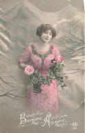 FANTAISIE - Femme - Bonne Année - Femme Portant Une Robe Rose - Carte Postale Ancienne - Femmes