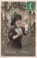 FANTAISIE - Femme - Bonne Année - Femme Pavec Des Cadeaux - Chapeau - Carte Postale Ancienne - Women