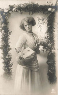 FANTAISIE - Femme - Bonne Année - Femmeavec Un Panier - Carte Postale Ancienne - Femmes