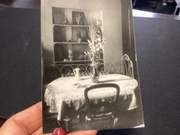 Photo Snapshot 1950 Table Avec Des Chaises Vases Sur La Table Avec Des Fleurs Meubles Bibelots Cadre - Objects