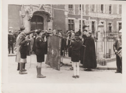 Deux Photos 12 X 9 Cm Serment Au Drapeau Scouts Et Autorités Seine Et Oise Sud Années 40 - Pfadfinder-Bewegung