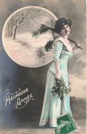 FANTAISIE - Femme - Heureuse Année - Femme Avec Une Branche De Pin - Carte Postale Ancienne - Vrouwen