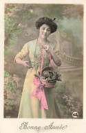 FANTAISIE - Femme - Bonne Année - Femme Avec Panier De Fleurs - Ruban Rose - Carte Postale Ancienne - Mujeres