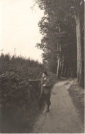 FANTAISIES - Un Homme Cueillant Des Fleurs Au Bord De La Route - Carte Postale Ancienne - Hommes