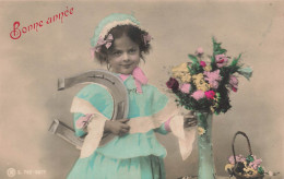 FETES ET VOEUX - Nouvel An - Une Petite Tenant Un Vase Et Un Fer à Cheval - Colorisé - Carte Postale Ancienne - Nouvel An