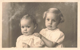 ENFANTS - Un Bébé Avec Sa Grande Soeur - Carte Postale Ancienne - Groepen Kinderen En Familie