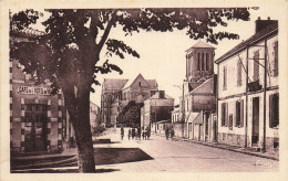 85 CHALLANS LA GENDARMERIE AU FOND L'EGLISE - Challans