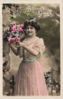FÊTES ET VOEUX - Bonne Année - Femme Avec Un Bouquet De Fleurs - Carte Postale Ancienne - Nouvel An