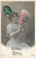 FÊTES ET VOEUX - Bonne Année - Femme Avec Un Bouquet De Fleurs - Carte Postale Ancienne - New Year