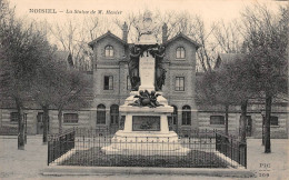 77 - NOISIEL - Statue De M. MENIER - Noisiel