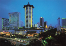 SINGAPOUR - Singapore - Orchard Road The Luxurious Multi Storey Hotel And Glittering Shopping Complex - Carte Postale - Singapour