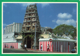 SINGAPOUR - Sri Mariamman Temple Has A Colourful And Flambouyantly Decorated Tower With Sculptures - Carte Postale - Singapore