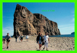 PERCÉ, QUÉBEC - A MARÉE BASSE, ACCÈS AU ROCHER PERCÉ - PHOTO, RUDY LAMBERT - BEACHCOMBER ENTREPRISES LTD - - Percé