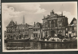 Haarlem - Spaarne Met Teijlermuseum, Binnenschepen Aan De Kade En Volkswagen Kever, Mercedes, Opel - Haarlem