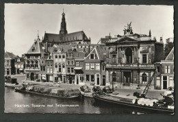 Haarlem - Spaarne Met Teijlermuseum, Binnenschepen Aan De Kade En Volkswagen Kever, Mercedes, Opel - Haarlem