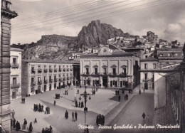 Cartolina Nicosia ( Enna ) Piazza Garibaldi E Palazzo Municipale - Enna