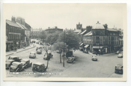 Post Card  Northumberland - ALNWICK Bondgate And Market Place - Old Cars From The 1950s - Sonstige & Ohne Zuordnung