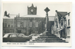 Post Card  Northumberland - ALNWICK Market Cross And Town Hall - Old Cars From The 1950s - Autres & Non Classés