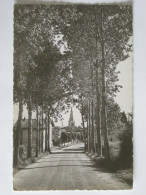 LA COTE ST ANDRE (38/Isère) - Avenue De Verdun , à L'entrée De La Ville , Clocher De L'Eglise En Arrière Plan - La Côte-Saint-André