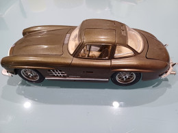 Mercedes Benz 300 SL Au 1/18e Burago - Burago