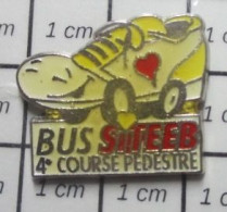 121  Pin's Pins / Beau Et Rare / SPORTS / COURSE PEDESTRE BUS SITEEB CHAUSSURE DE SPORT - Athletics