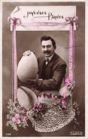 FÊTES ET VOEUX - Joyeuses Pâques - Homme Avec Des Oeufs En Chocolat - Carte Postale Ancienne - Pâques