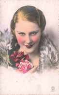 FANTAISIE - Femme Avec Des Roses - Regard Mystérieux - Carte Postale Ancienne - Vrouwen